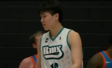 皇冠体育官方入口-半场就拿两双！杨瀚森轻松虐菜，开拓者培养成果明显